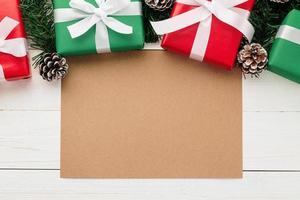 Modelo de maquete de cartão de feliz Natal com decorações para presente de Natal foto