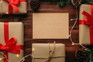 Modelo de maquete de cartão de feliz Natal com decorações para presente de Natal