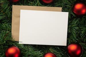 Cartão de feliz Natal e modelo de maquete de envelope foto