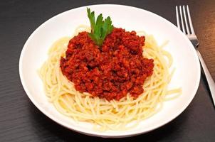 macarrão espaguete à bolonhesa com molho de tomate e carne foto