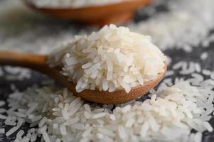 close-up de arroz moído em tigelas