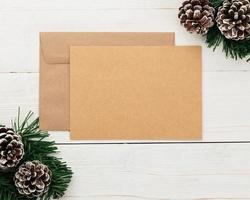 Cartão de feliz Natal e modelo de maquete de envelope foto