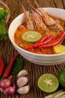 sopa quente e picante tom yum kung thai foto