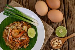 camarão tailandês em uma tigela com ovos, cebolinha e temperos foto