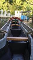 dreno ou vala moderno projetado para que também possa ser usado como um pequeno tanque de peixes e alguma decoração atraente do parque. viveiro de peixes multinível recirculado moderno. bom ambiente de reserva natural. foto