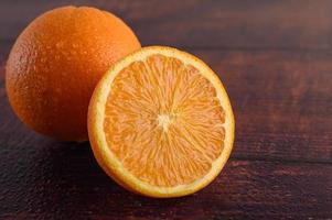 imagem macro de uma laranja madura em fundo de madeira foto