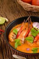 sopa tailandesa quente picante chamada tom yum kung com camarão foto