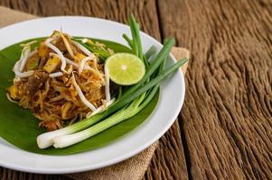 prato tailandês de pad thai em folha de bananeira foto