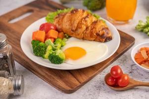 croissant de ovo fresco e café da manhã com vegetais foto