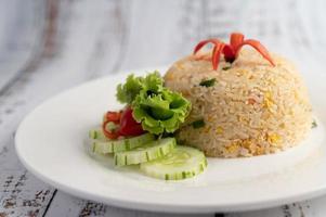 arroz frito com ovos em um fundo de madeira foto