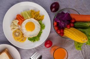 ovo frito café da manhã com vegetais e suco foto