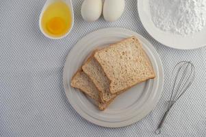 ovos e ingredientes de farinha de tapioca foto