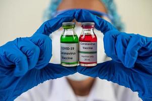 Cientista mostrando frascos com vacinas para proteção contra covid-19 foto