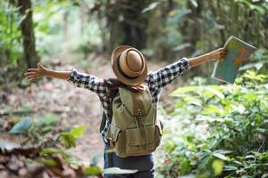 jovem feliz e aventureira observando a vida selvagem com binóculos na natureza foto