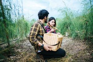 jovem casal de agricultores colhendo aspargos frescos