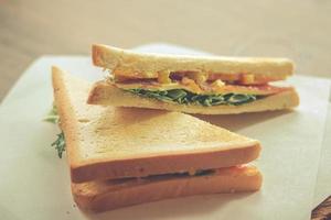 bacon e sanduíche de vegetais na torrada foto