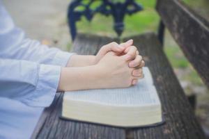 oração mãos com a bíblia