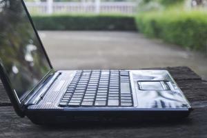 laptop laptop vazio sobre uma mesa de madeira foto