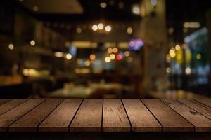 cena borrada de restaurante com mesa vazia foto