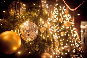 árvore de natal, enfeites e luzes foto