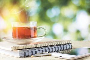 copo de chá quente na mesa de madeira para beber pela manhã
