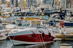 puerto de torrevieja, espanha, 2020 - barco vermelho e branco na água durante o dia foto