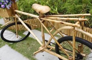 bicicleta de bambu com buquê foto