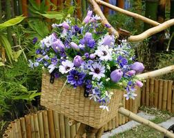 flores em uma cesta foto
