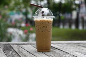 café gelado em uma mesa de madeira foto