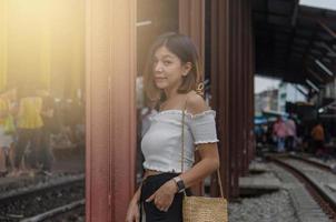 mulher asiática posando nos trilhos do trem foto