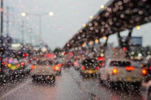 sentado no trânsito com uma chuva fraca foto