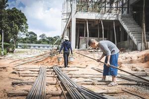 as crianças são forçadas a trabalhar na construção., violência infantil e conceito de tráfico, anti-trabalho infantil, dia dos direitos em 10 de dezembro. foto