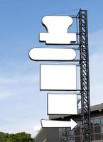 quadro de avisos de caixa de luz de poste ao ar livre com simulação de tela branca com fundo de céu azul. caminho de recorte para maquete foto