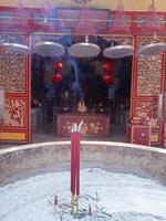 malang, indonésia, em 07 de janeiro de 2023. emoção na véspera do ano novo chinês. eng um templo kiong, um local de culto para três religiões, confucionismo, taoísmo e budismo. foto