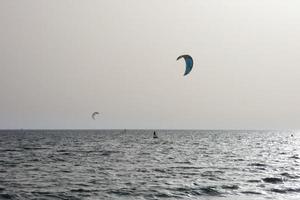 windsurf, kitesurf, esportes náuticos e de vento movidos a velas ou pipas foto