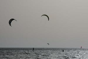 windsurf, kitesurf, esportes náuticos e de vento movidos a velas ou pipas foto