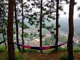 vista de um passeio de colina na área central de java jar com uma rede foto