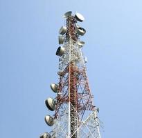 antena de rádio de telecomunicação e torre de satélite com céu azul foto