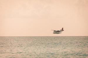 08.09.2019 - atol de ari, cena exótica das maldivas com hidroavião no desembarque no mar das maldivas. táxi de hidroavião no mar pôr do sol antes da decolagem. férias ou férias no fundo do conceito de maldivas. transporte aéreo foto