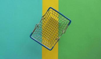 cesta de compras vazia em fundo colorido. carrinho de compras no supermercado. venda, desconto, vício em compras, sexta-feira negra, conceito de economia. tendência da sociedade de consumo. conceito de compras online. foto