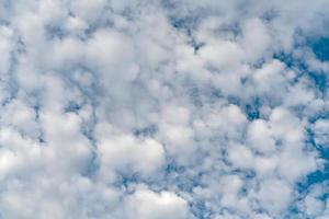 nuvem branca e fundo de céu azul com espaço de cópia foto