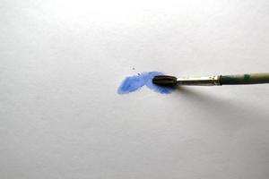 pincel e tinta azul. foto