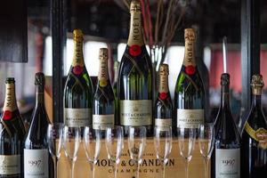 15.08.19 - apresentação de champanhe masculino, maldivas moet e chandon. grande closeup de várias garrafas de champanhe, luxo e marca de alta qualidade foto