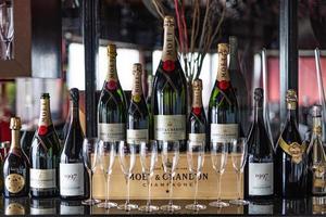 15.08.19 - apresentação de champanhe masculino, maldivas moet e chandon. grande closeup de várias garrafas de champanhe, luxo e marca de alta qualidade foto