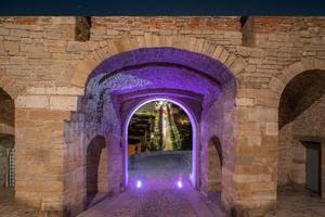 porta san giacomo iluminada foto