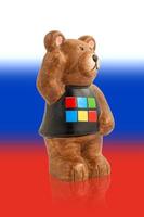 urso no fundo da bandeira da rússia. foto