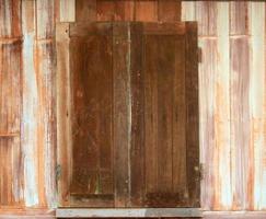 janela de madeira velha foto