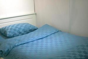 cama e travesseiro azuis foto