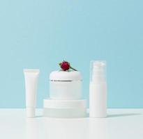 tubos de plástico brancos vazios e frascos para cosméticos. embalagens para creme, gel, soro, publicidade e promoção de produtos foto