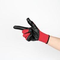 mão em uma luva de trabalho têxtil preto-vermelho aponta com o dedo indicador para o lado em branco foto